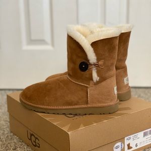 UGG Bailey Button Chestnut -kids size 6= women’s 7